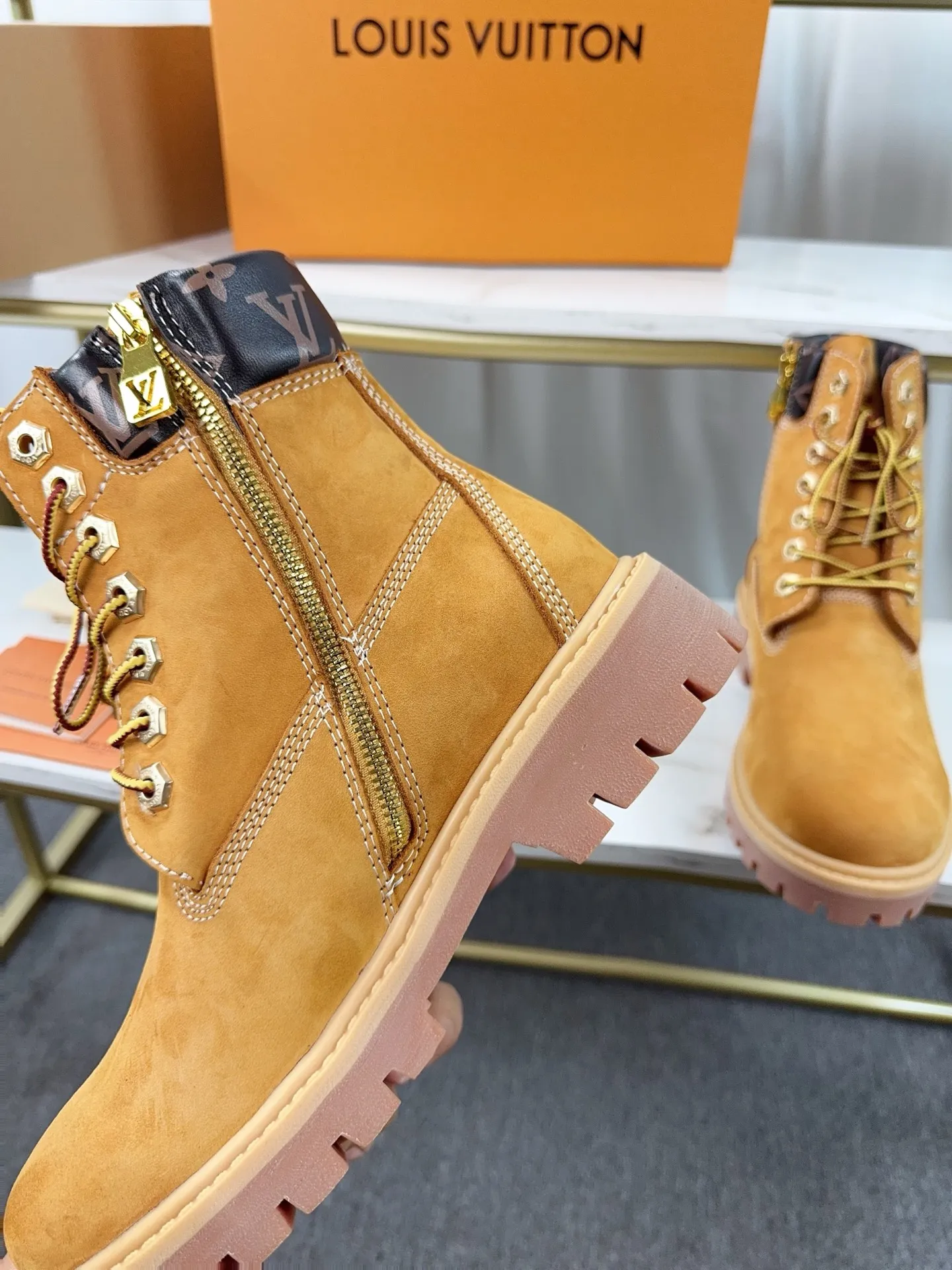 Couple model 💰700 ❤️Top version: Couple model LV x Timberland Timberland joint model Presbyopia Embossed Rhubarb boots Ankle boots Short boots LV x Timberland ankle boots are made of Monogram embossed waterproof nubuck cow leather, relying on the brand's exquisite craftsmanship to carefully reshape the classic Timberland 6-inch boot shape in Italy, and make an eye-catching appearance in 2024 created by Pharrell Williams with American workwear style Autumn and winter menswear show. Monogram embossed tongue, original Timberland laces and outsole are exquisite details, and the leather label expresses the cooperation logo. Exquisite packaging at the delivery counter🛍📦 ▪️Material: Original customized imported first-layer cowhide ▪️Inner lining: Original customized leather lining/mesh lining ▪️Outsole: Original molded anti-slip rubber material ▪️Sole thickness: 3.5CM ▪️Size: Women's 35-40 Men's 39-46